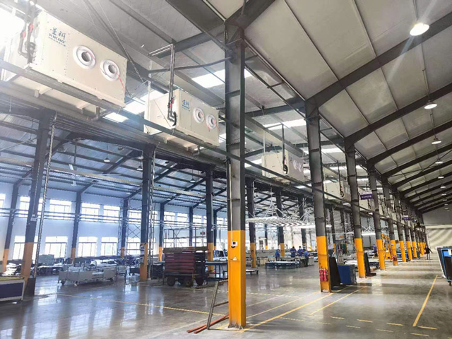 機(jī)械設(shè)備廠悶熱需制冷降溫，安裝蒸發(fā)冷省電空調(diào)-臥式射流款